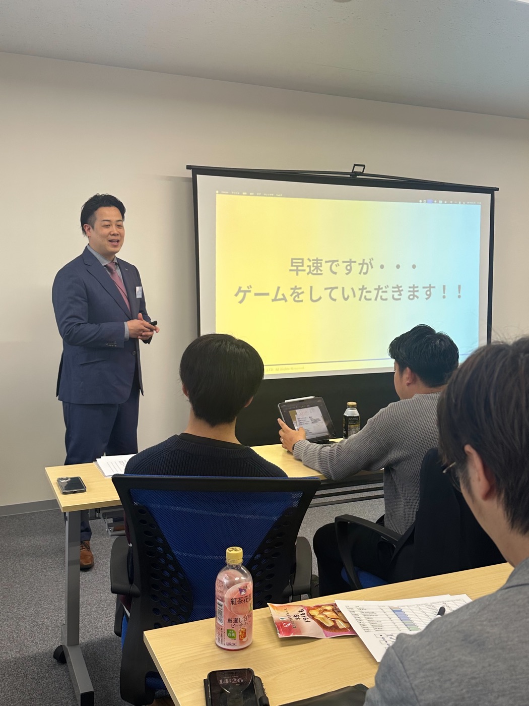 企業研修で講義する上田一弥